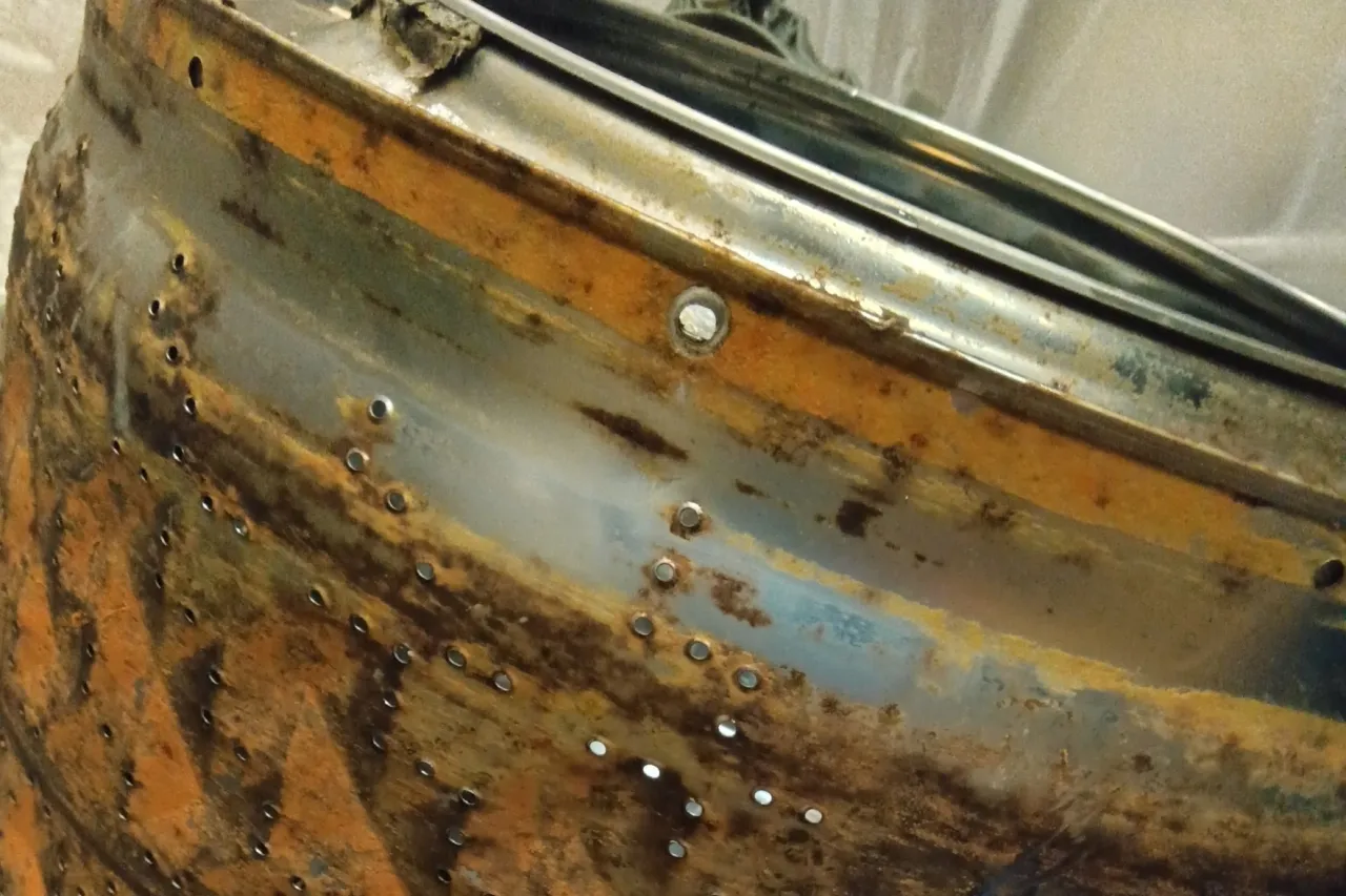 ドラム式洗濯機が下水臭いのはなぜ?掃除しても残る臭いは排水口が原因かも